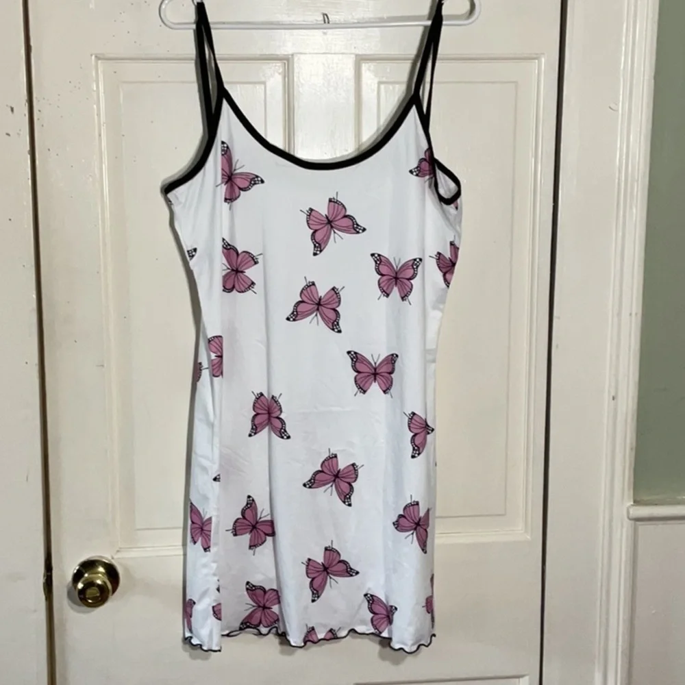 Women’s White XL nightgown with Pinkish purple Butterflies - Picture 1 of 6